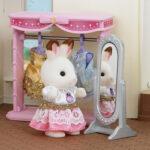 Sylvanian Families: Έπιπλο με Ρούχα